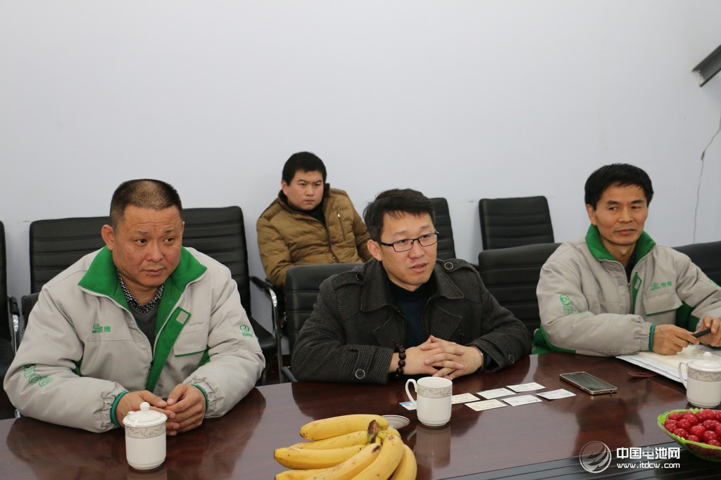 活动得到了山东省汽车行业协会的大力支持。图为调研团在山东德州——德州宝雅新能源汽车有限公司考察、交流。