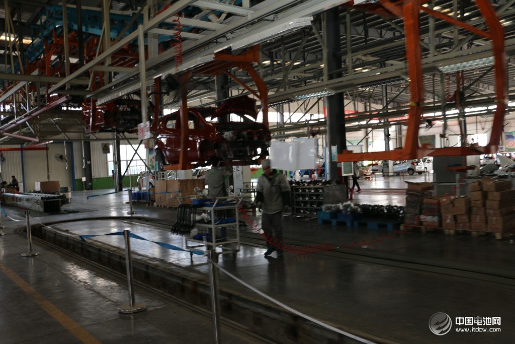 活动得到了山东省汽车行业协会的大力支持。图为调研团在山东德州——德州宝雅新能源汽车有限公司考察、交流。