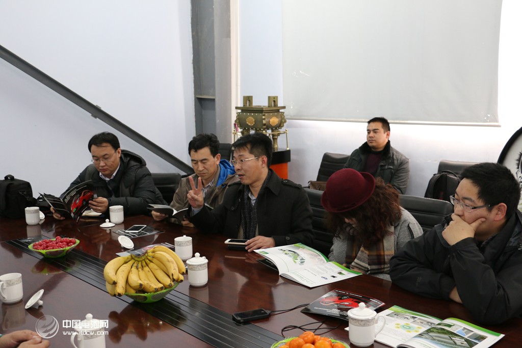 活动得到了山东省汽车行业协会的大力支持。图为调研团在山东德州——德州宝雅新能源汽车有限公司考察、交流。