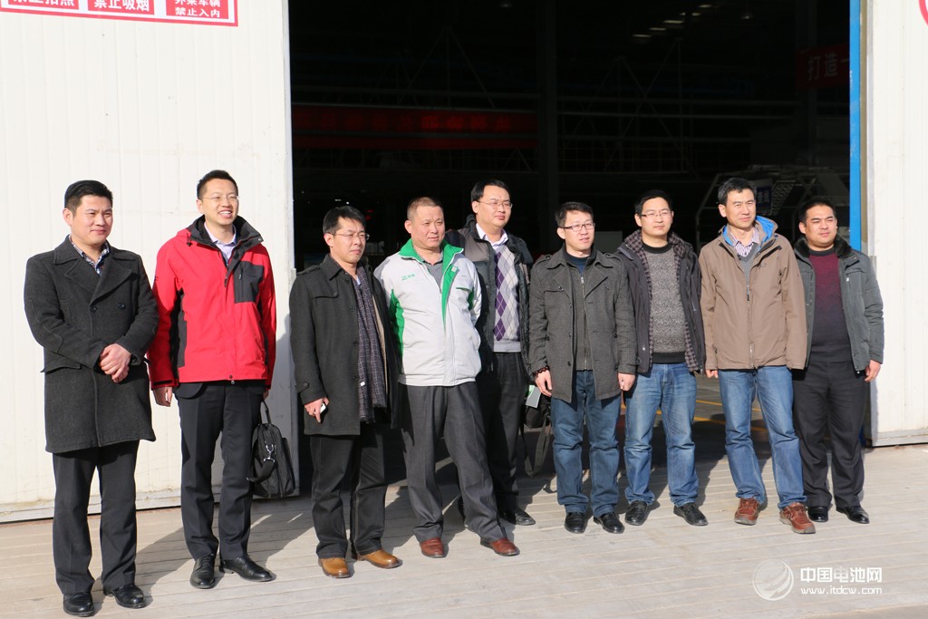 活动得到了山东省汽车行业协会的大力支持。图为调研团在山东德州——德州宝雅新能源汽车有限公司考察、交流。