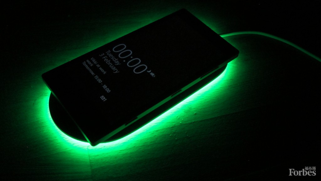 诺基亚DT-903 Qi无线充电器。