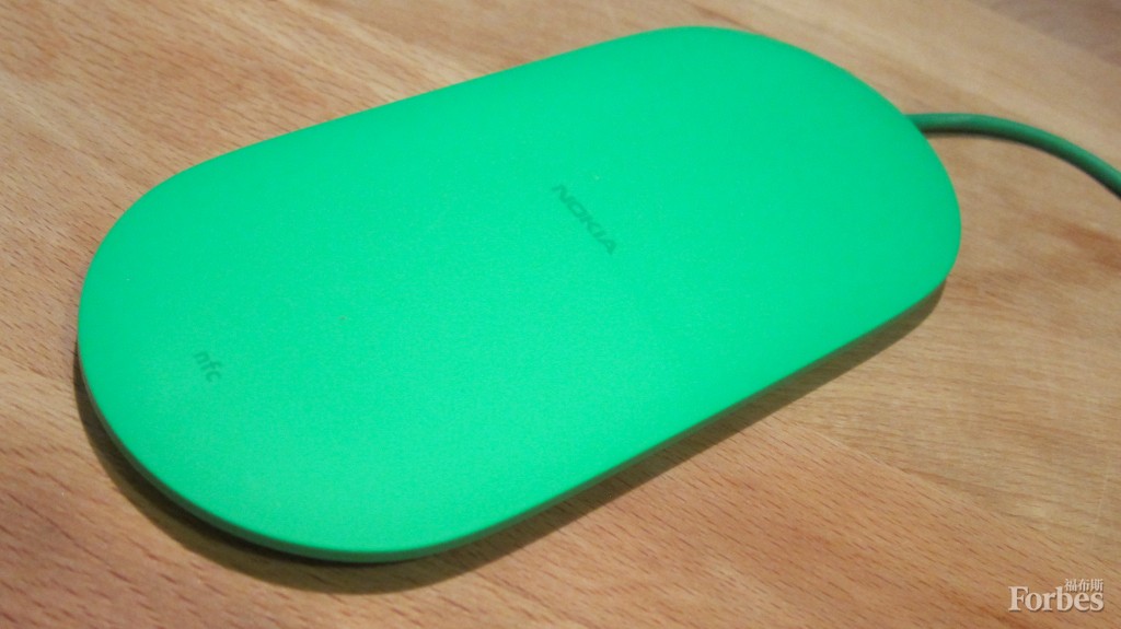 诺基亚DT-903 Qi无线充电器。