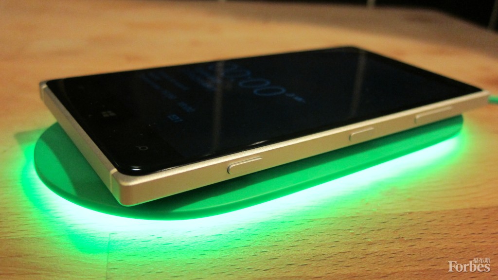 诺基亚DT-903 Qi无线充电器。