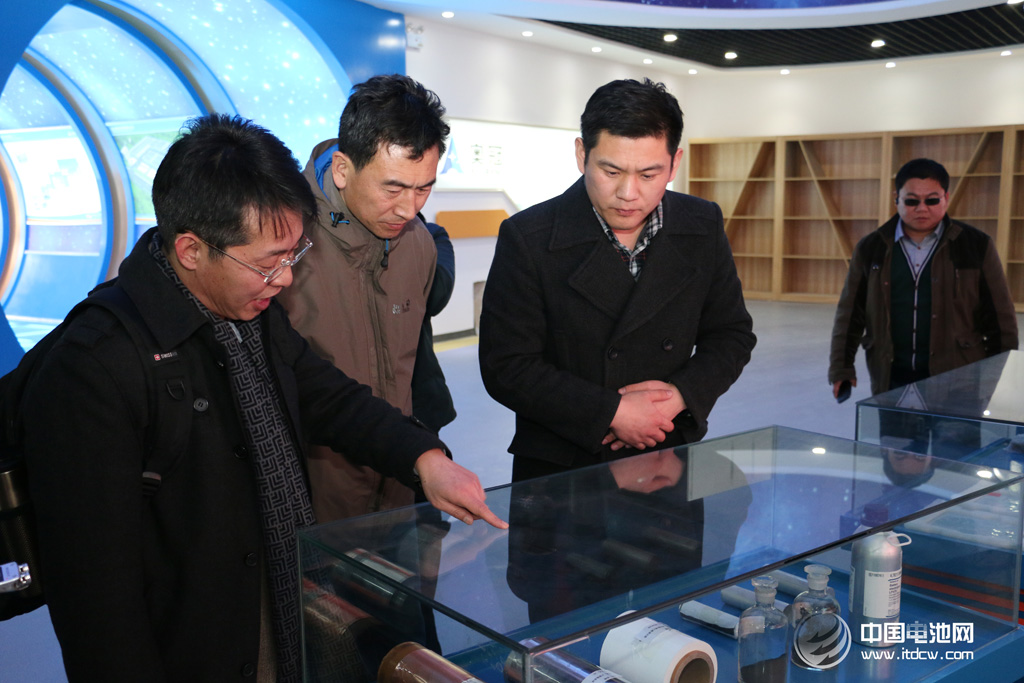 奥冠集团总经理孟祥辉带领调研团参观