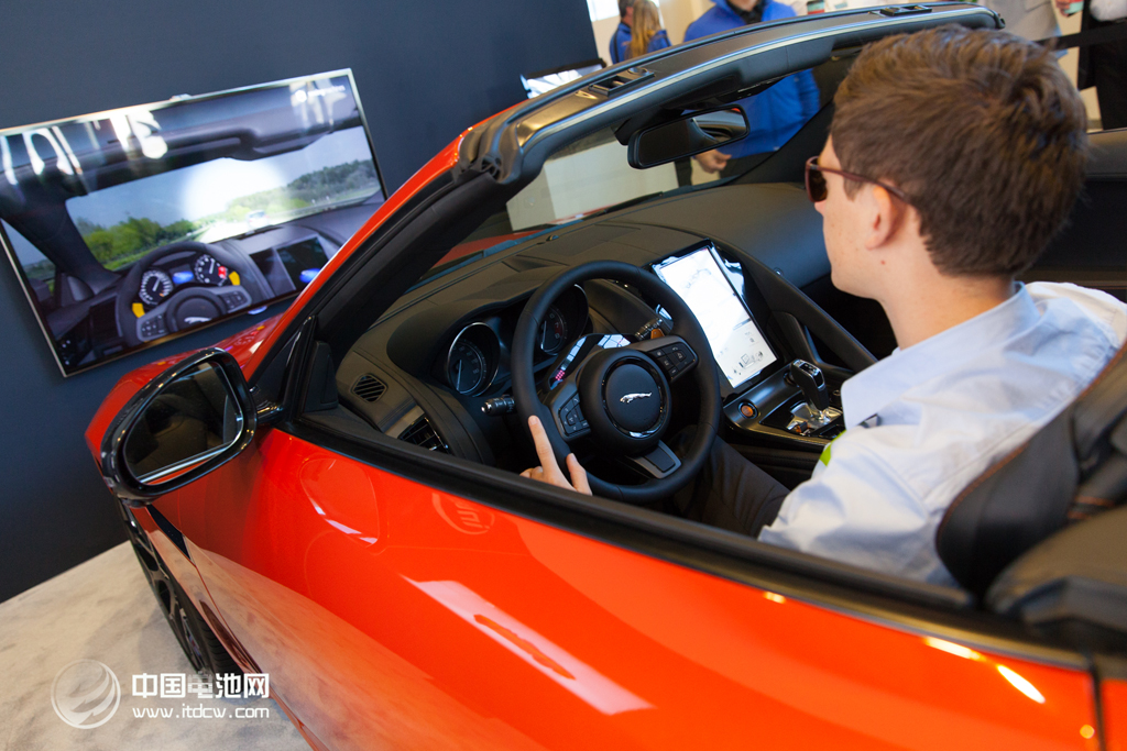 捷豹公司展示一款搭载驾驶员监控系统的车型