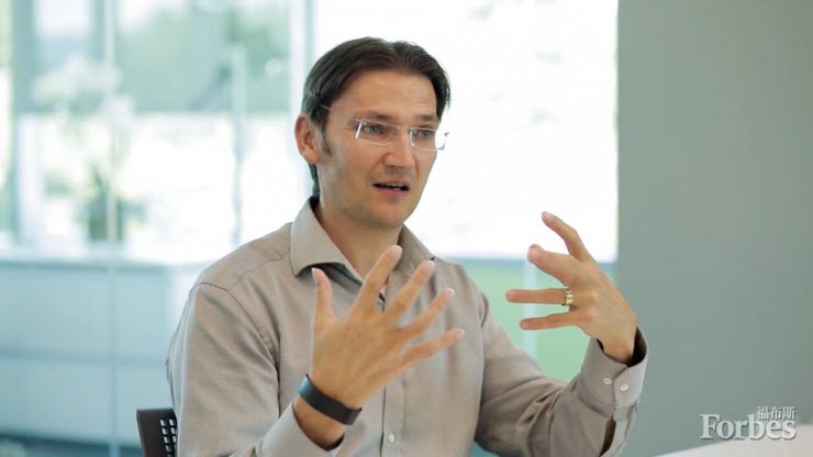 前梅赛德斯奔驰北美研发中心掌门人约翰•诸维尔特（Johann Jungwirth）最近被苹果招致麾下。