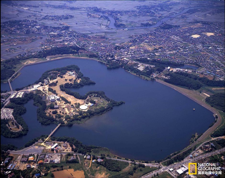 日本家庭供：电使用水上太阳能板