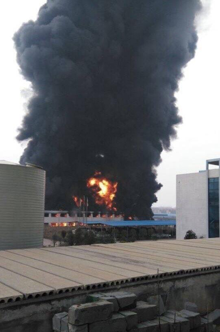 湖南宁乡海纳新材料爆炸浓烟冲天 多辆消防车参与救援