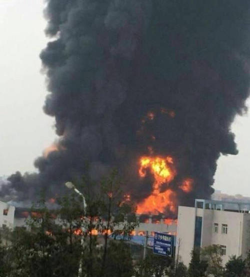 湖南宁乡海纳新材料爆炸浓烟冲天 多辆消防车参与救援