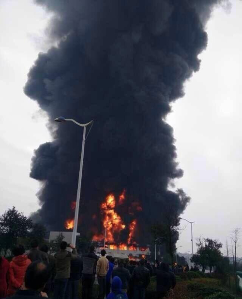 湖南宁乡海纳新材料爆炸浓烟冲天 多辆消防车参与救援