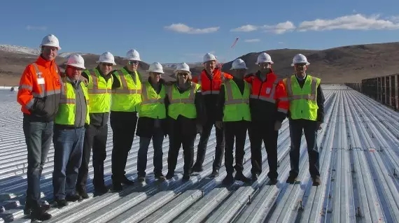 马斯克近日去了一趟“超级电池工厂”  特斯拉又要帅呆了？