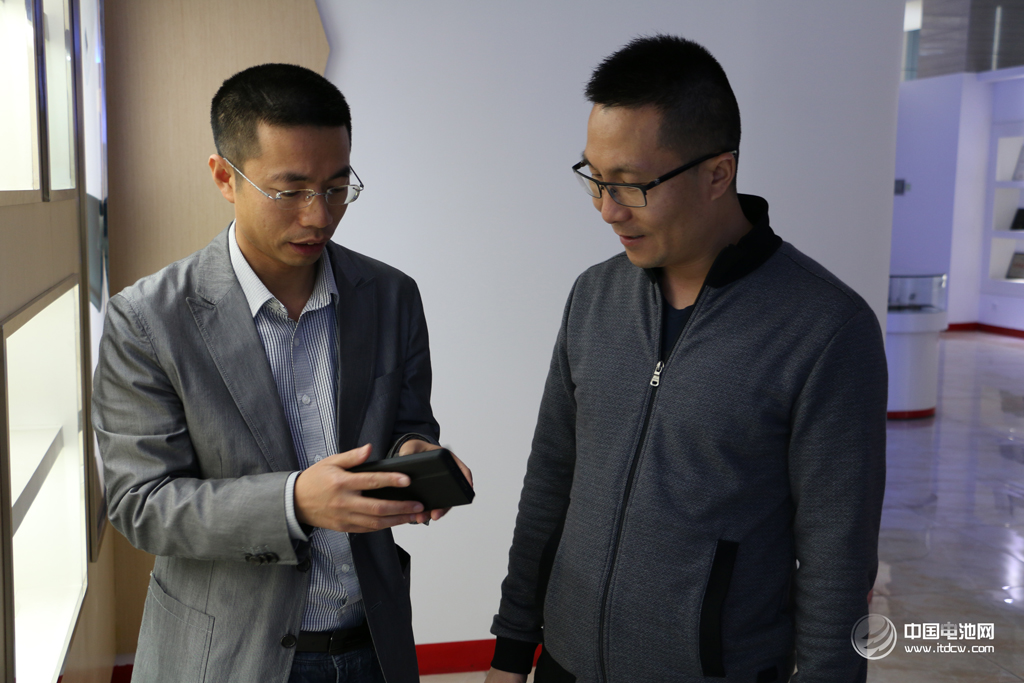 深圳万拓电子科技有限公司总经理孙中伟与普瑞赛思总经理许辉勇交流