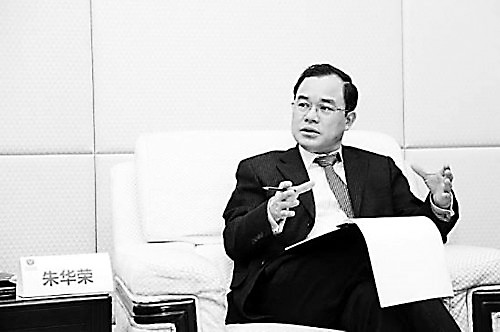 3月6日,长安汽车在重庆正式发布了面向未来10年的新能源汽车发展战略。根据战略内容,长安将以纯电驱动为主线,同步发展插电式混合动力及纯电动两大技术平台,力争通过十年,推出34款产品,累积销量达到200万辆。为达到这一目标,未来十年,长安汽车将投入180亿元,从研发、技术、供应、运营4个层面给予强力保障。对于这样的宏大规划,长安是如何考虑的?本报专访了长安汽车总裁朱华荣。