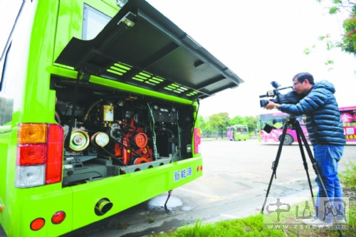 新能源公交车的尾部装着新能源公交的核心动力--电池组。 记者缪晓剑摄