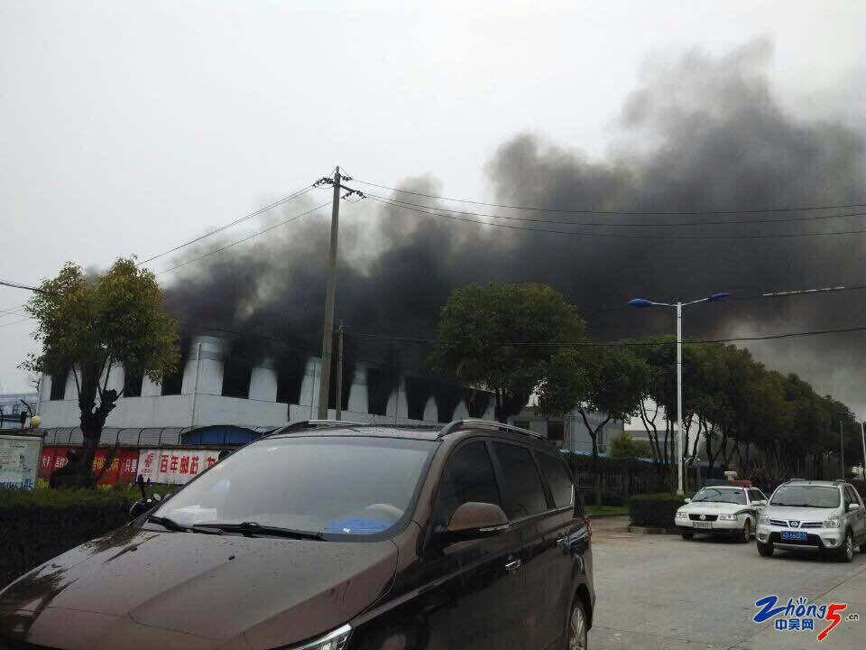 江苏常州超创电池仓库起火黑烟滚滚 消防速救挽损失