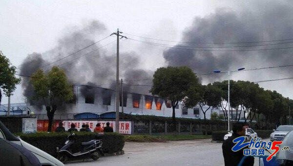 江苏常州超创电池仓库起火黑烟滚滚 消防速救挽损失
