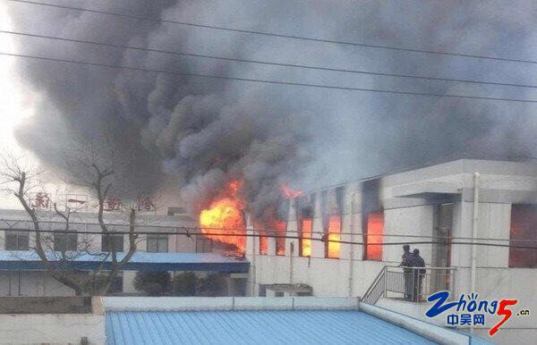 江苏常州超创电池仓库起火黑烟滚滚 消防速救挽损失