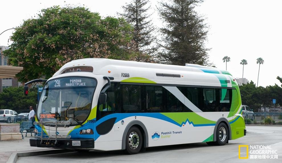 在加州波莫纳市的转运中心，山麓客运公司的Ecoliner车正缓缓驶入充电站。