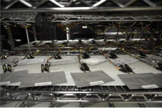 液态锂电池续航遇瓶颈 固态电池欲顶其位？