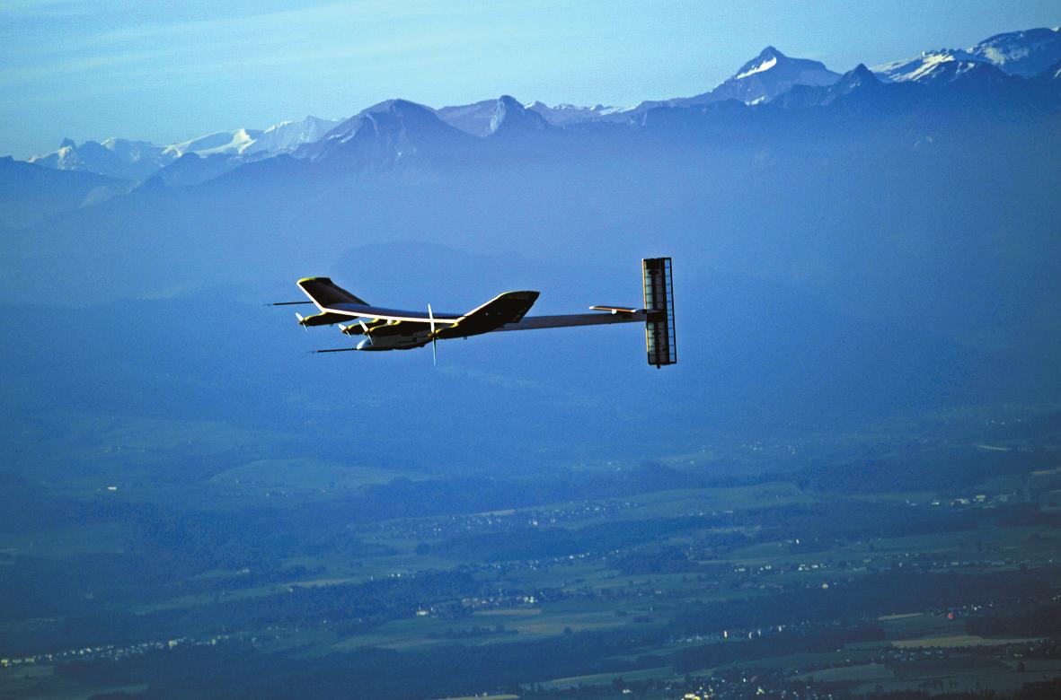 世界最大太阳能电池飞机飞抵重庆 风大点就会飘
