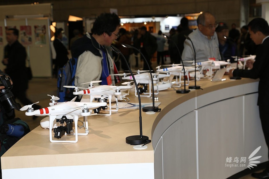 四轴飞行器：下一个电动车？拦住那架没有牌照的无人机