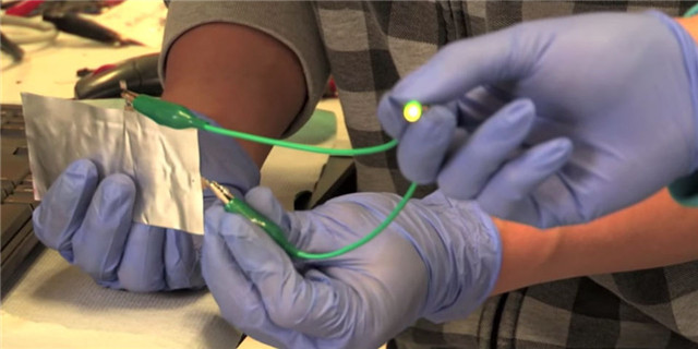 斯坦福大学研发出新型铝电池 性能超锂电池