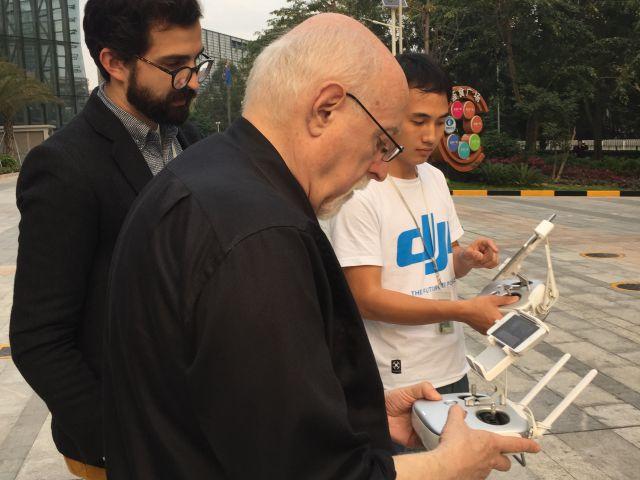 莫博士在深圳试用大疆无人机