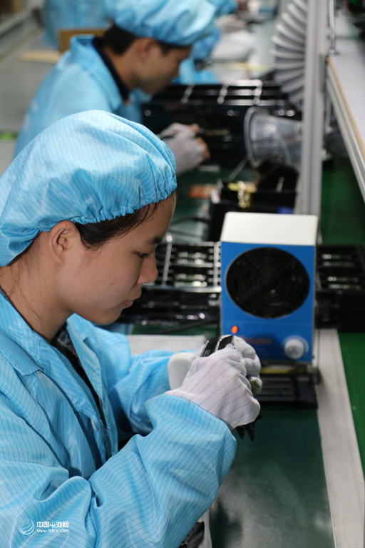 生产线上每一位员工一丝不苟