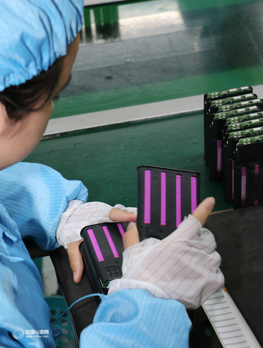 生产线上员工对产品制造流程的细节精益求精，确保每一只产品质量