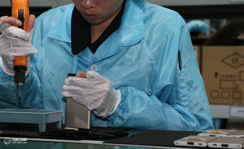 这是锋6plus移动电源的组装过程