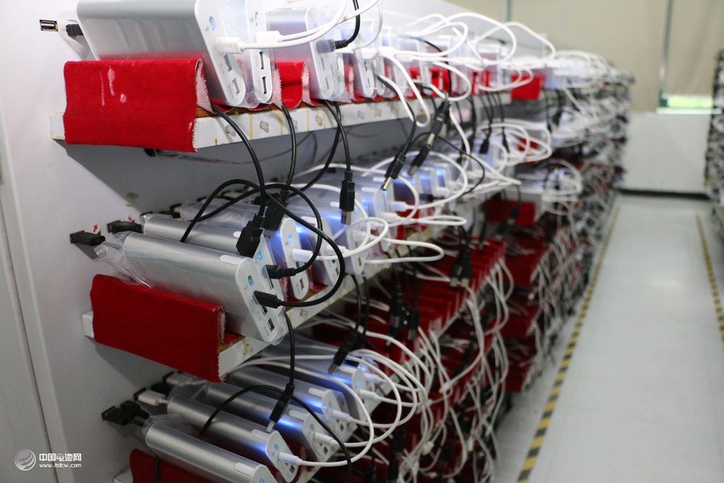 这是电小二自己发明的产品老化试验设备，确保产品充放测试