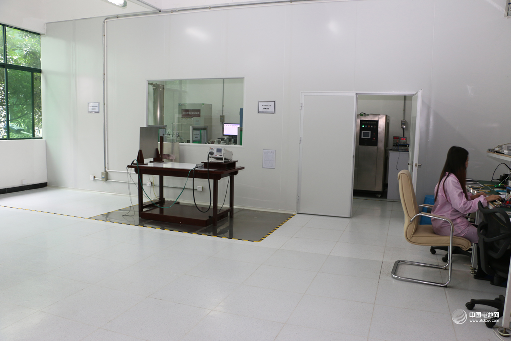 移动电源检测中心设备一应俱全，实验室一尘不染