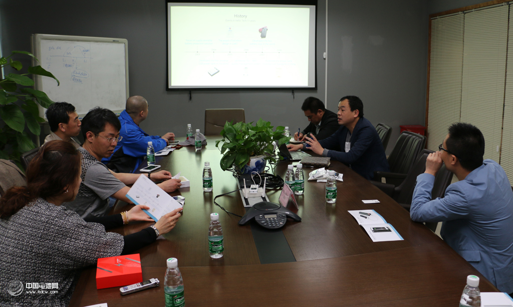 电小二高管向中国电池网记者一行介绍公司新品研发及品牌营销情况