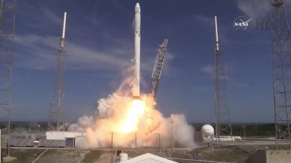 SpaceX可回收火箭今晨成功着陆 随后遗憾倾倒