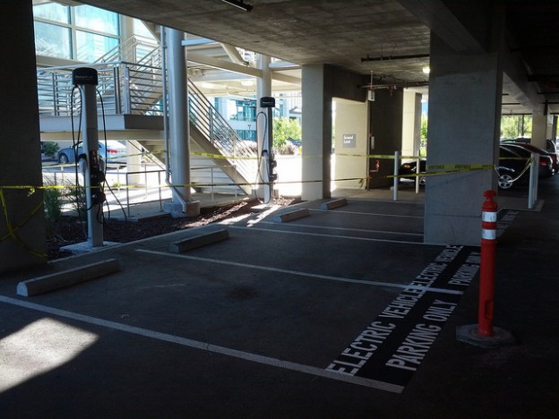 电动车进驻大楼 美国ChargePoint 推出公寓用电动车充电座