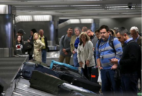 三星与新秀丽合作的智能行李箱：自动跟你走