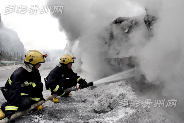 黔西一大挂车自燃  价值400万碳酸锂损失过半