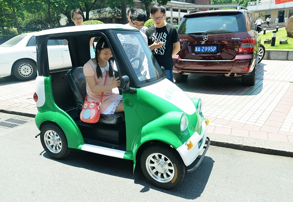 锂电池微公交现身浙大   充满电可行驶100公里