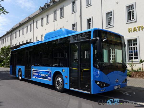 再传绿色梦想 比亚迪纯电动大巴驶入德国历史古城