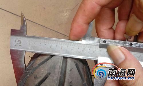 执法人员突击检查，测量一待售电动车轮胎超出国标