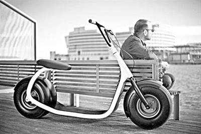 超宽超厚轮胎电动踏板车 车载电池可维持25天