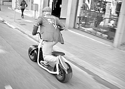 超宽超厚轮胎电动踏板车 车载电池可维持25天