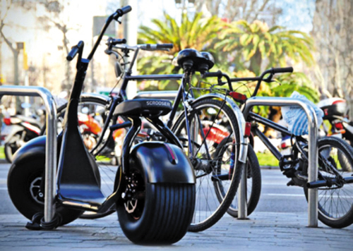 超宽超厚轮胎电动踏板车 车载电池可维持25天