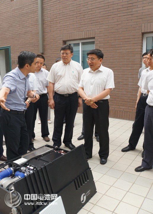 工信部部长苗圩参观亿华通燃料电池发动机等产品