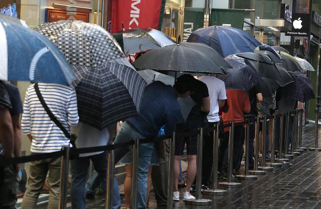 苹果Apple Watch今日起韩国发售 大雨挡不住“果粉”热情