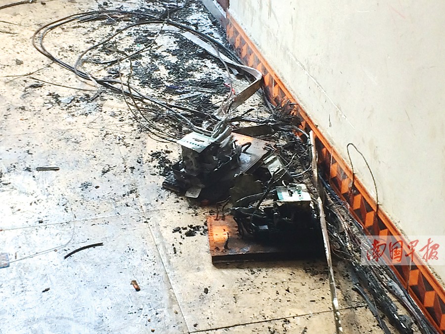 车棚失火烧掉60多辆电动车  疑为电动车过充引起