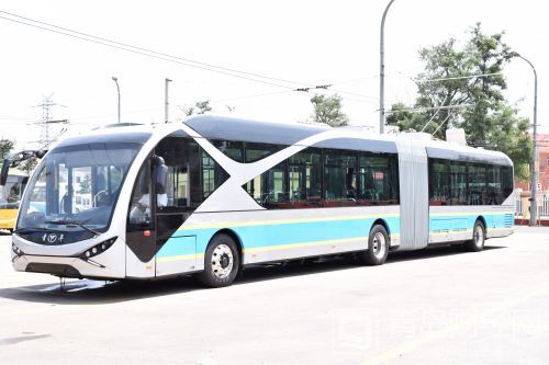 青岛双源无轨电车将运行  自带电池可“裸奔”