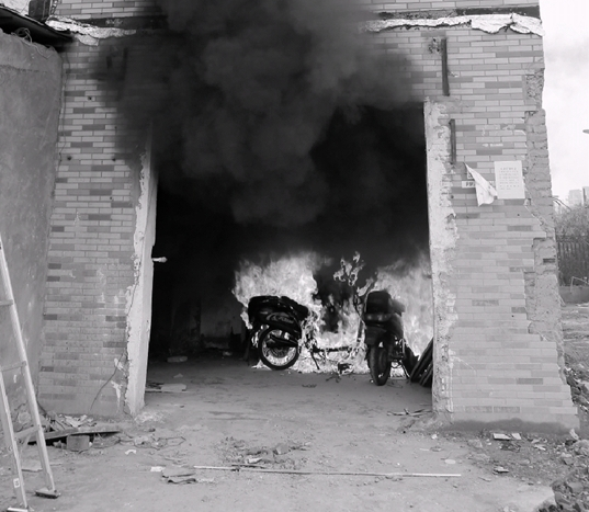 电动车起火：3分钟火场超千度 30秒毒气覆盖