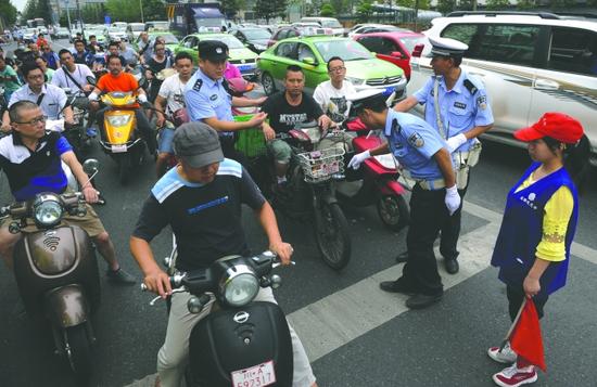 成都7月起禁止无牌电动车上路  首日1324人受罚