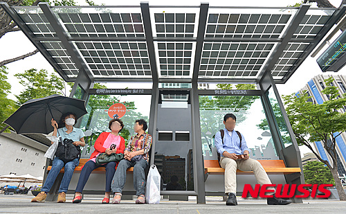 韩国民众在太阳能公交站等候公交车。（图片来源：韩国纽西斯通讯社）